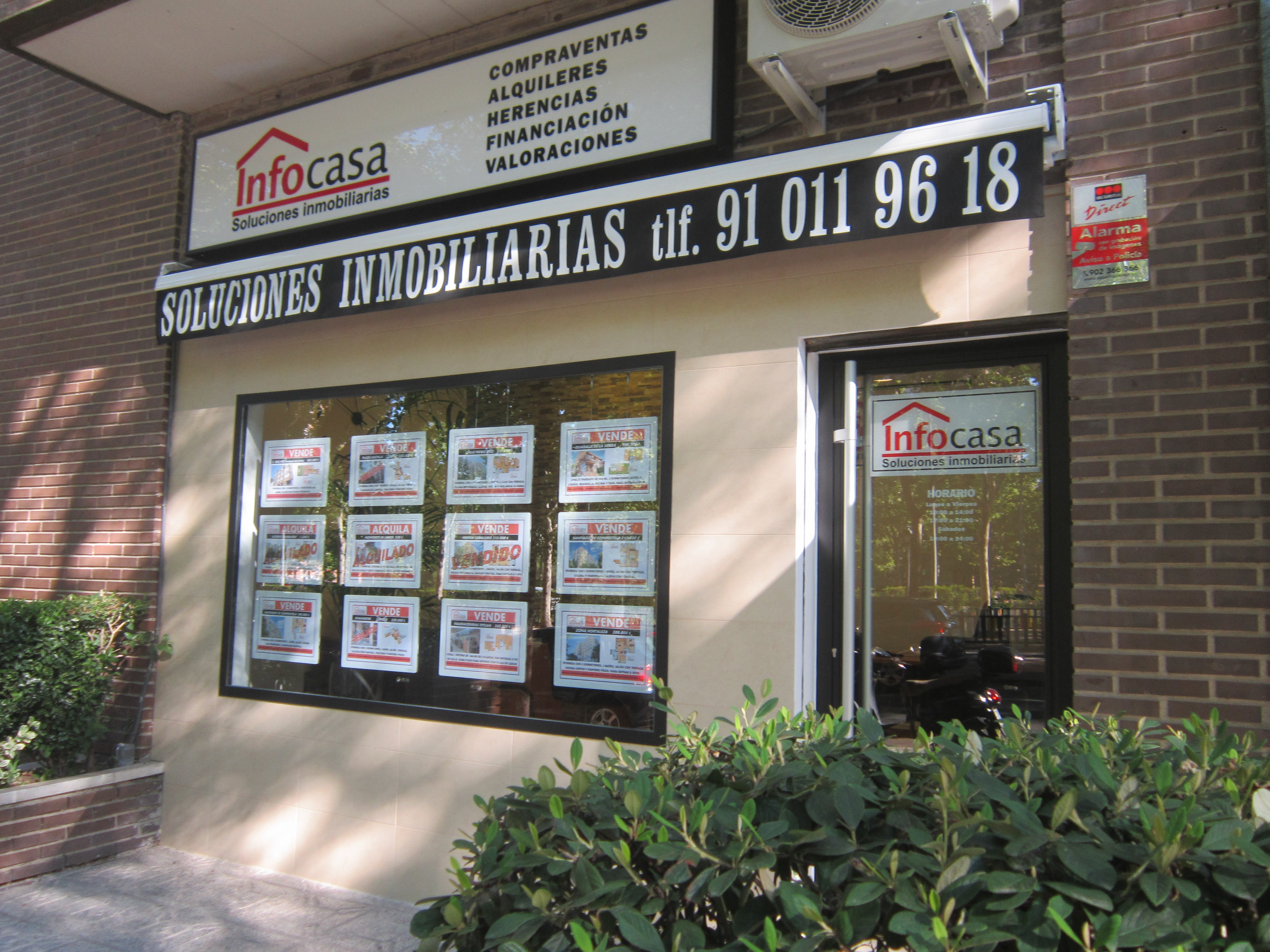 Fachada prinicpal infocasa soluciones inmobiliarias en barrio del pilar en Madrid